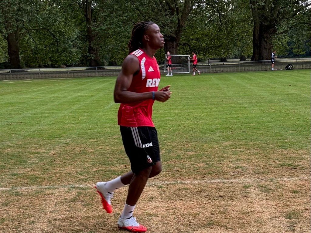 Elias Bakatukanda joggt am Geißbockheim.