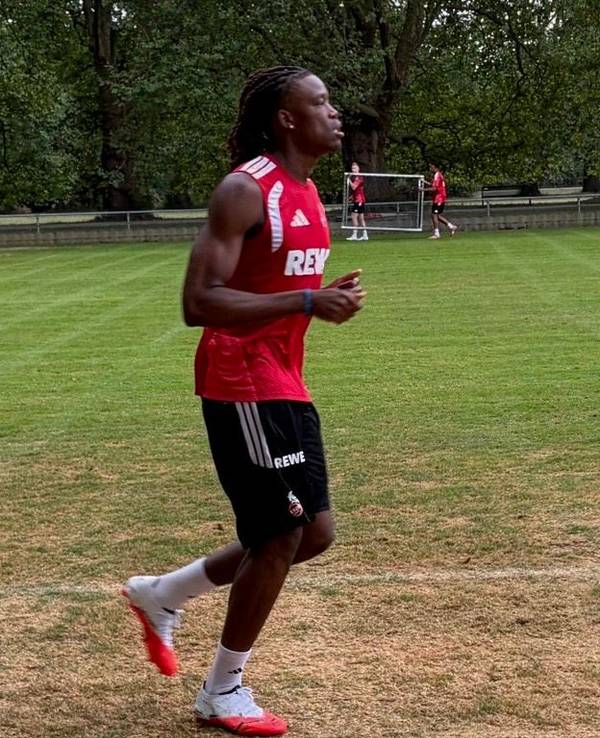 Elias Bakatukanda joggt am Geißbockheim.