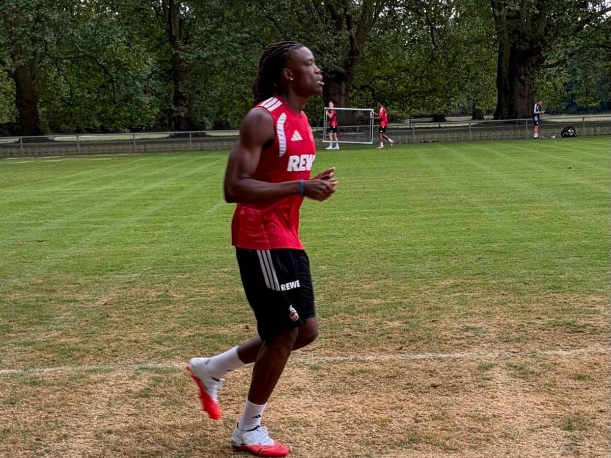 Elias Bakatukanda joggt am Geißbockheim.