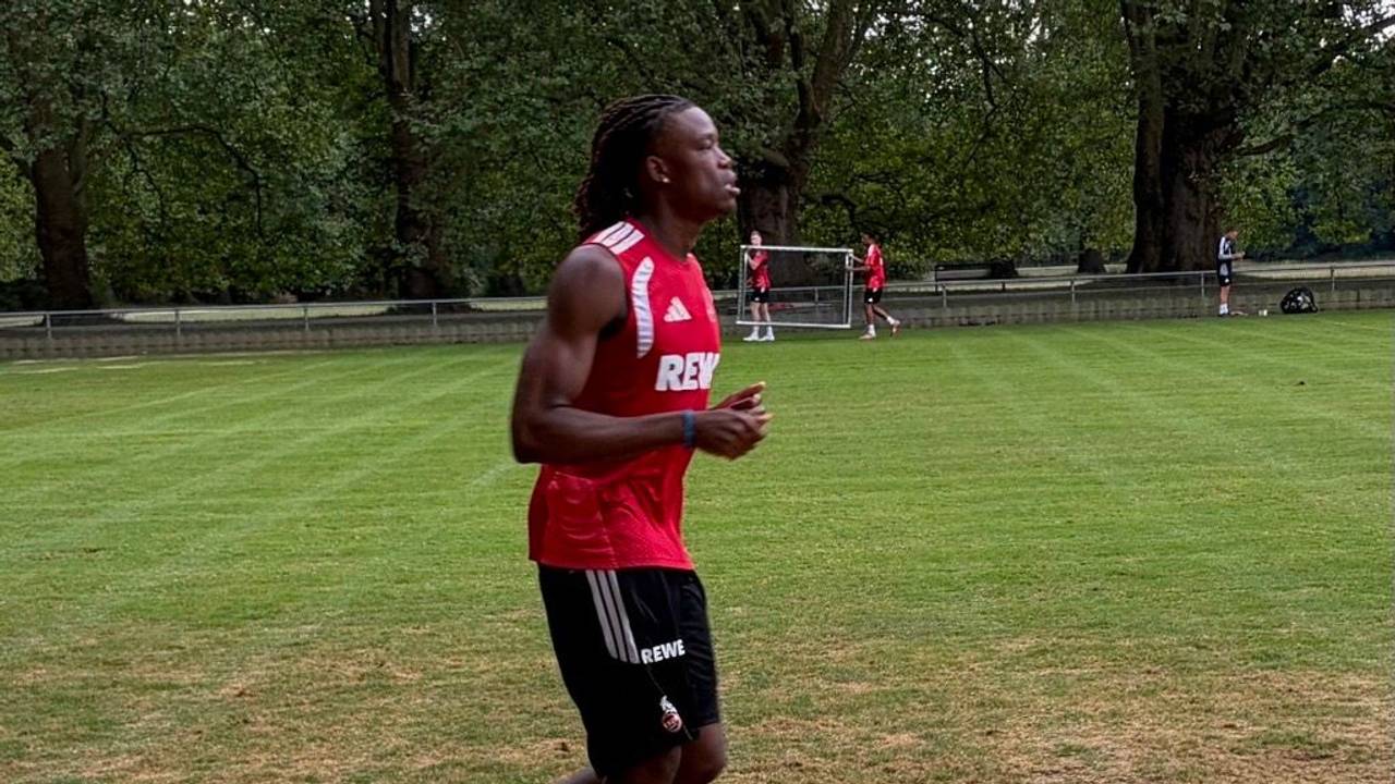 Elias Bakatukanda joggt am Geißbockheim.