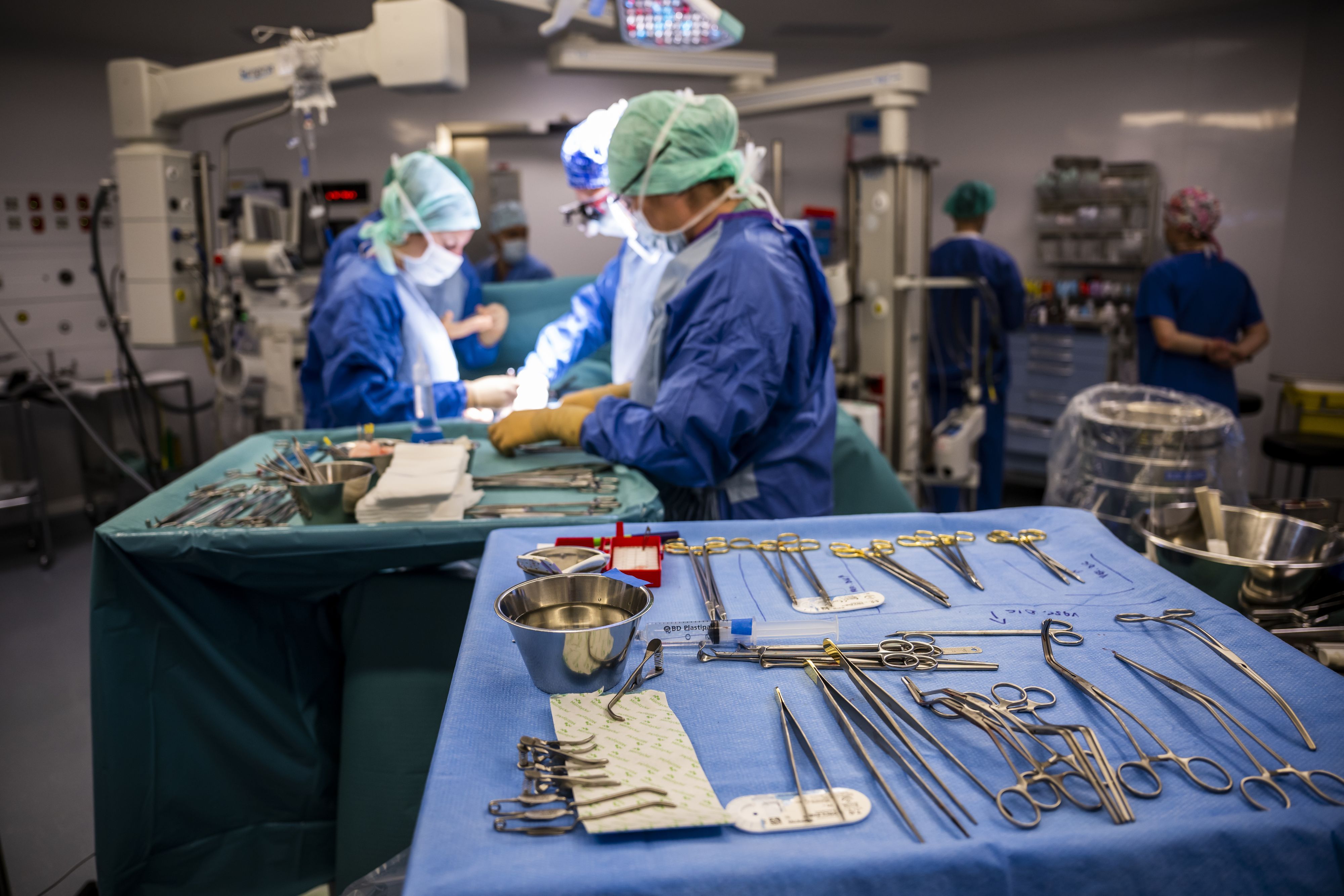 Das Personal eines Operationssaals führt eine Operation durch