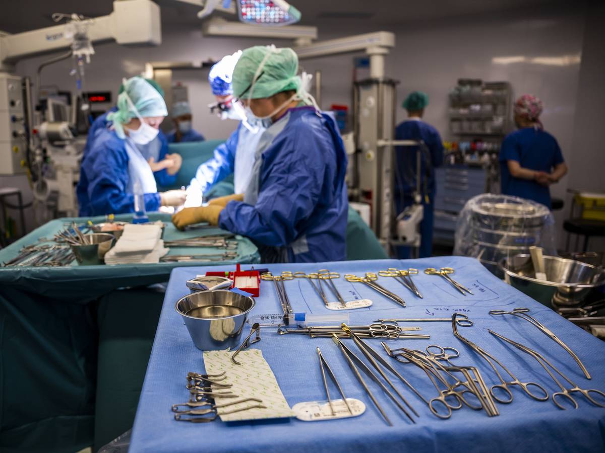 Das Personal eines Operationssaals führt eine Operation durch