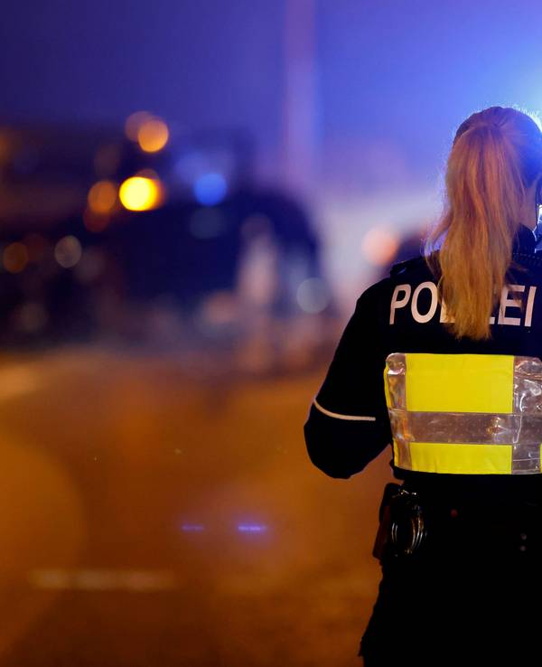 Eine Polizistin der Kölner Polizei an einem Unfallort (Symbolfoto)
