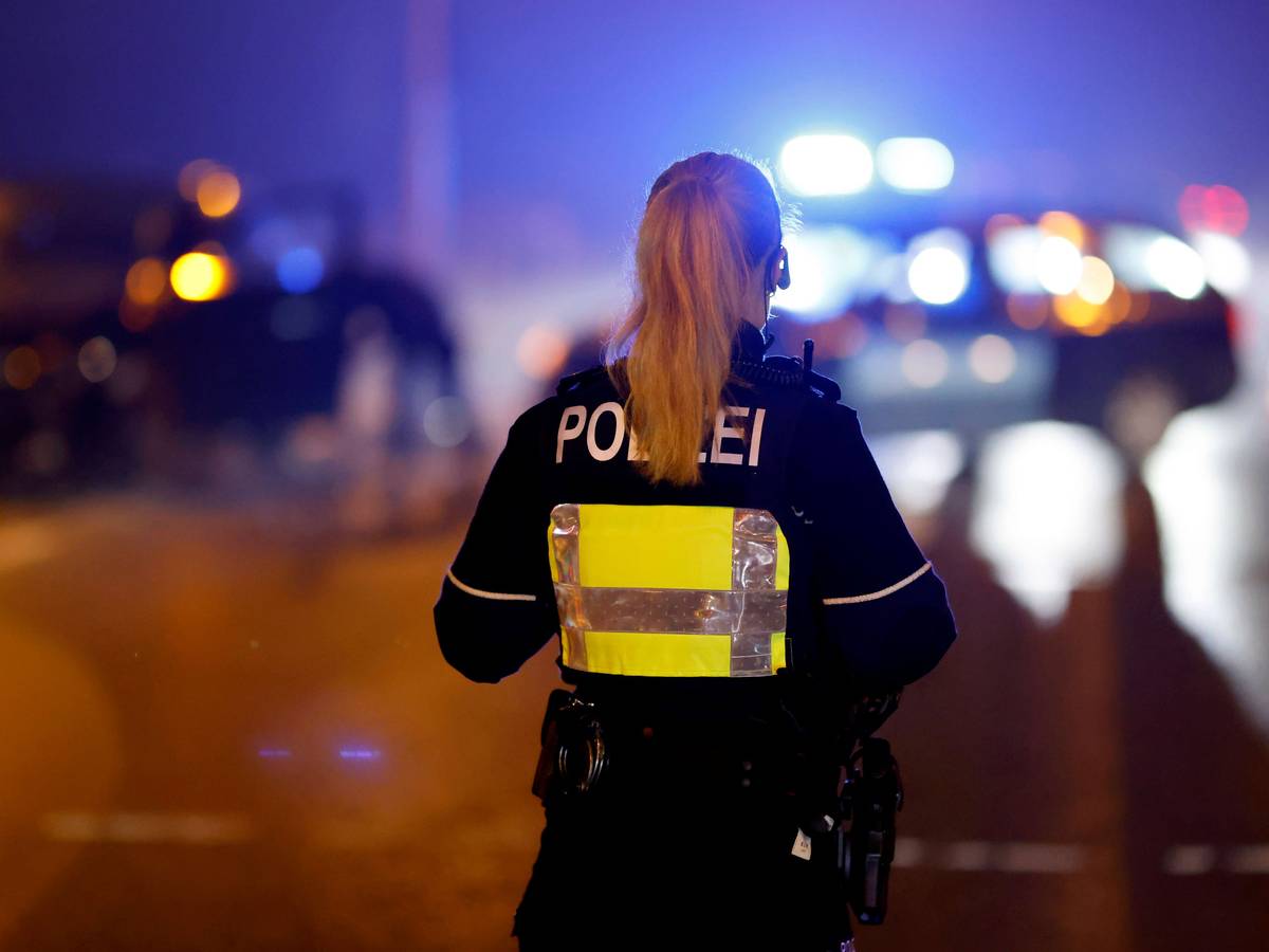 Eine Polizistin der Kölner Polizei an einem Unfallort (Symbolfoto)