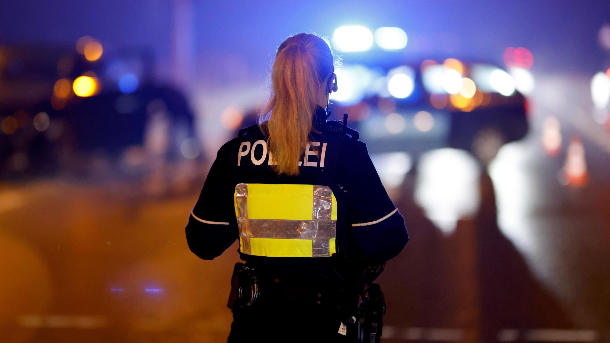 Eine Polizistin der Kölner Polizei an einem Unfallort (Symbolfoto)