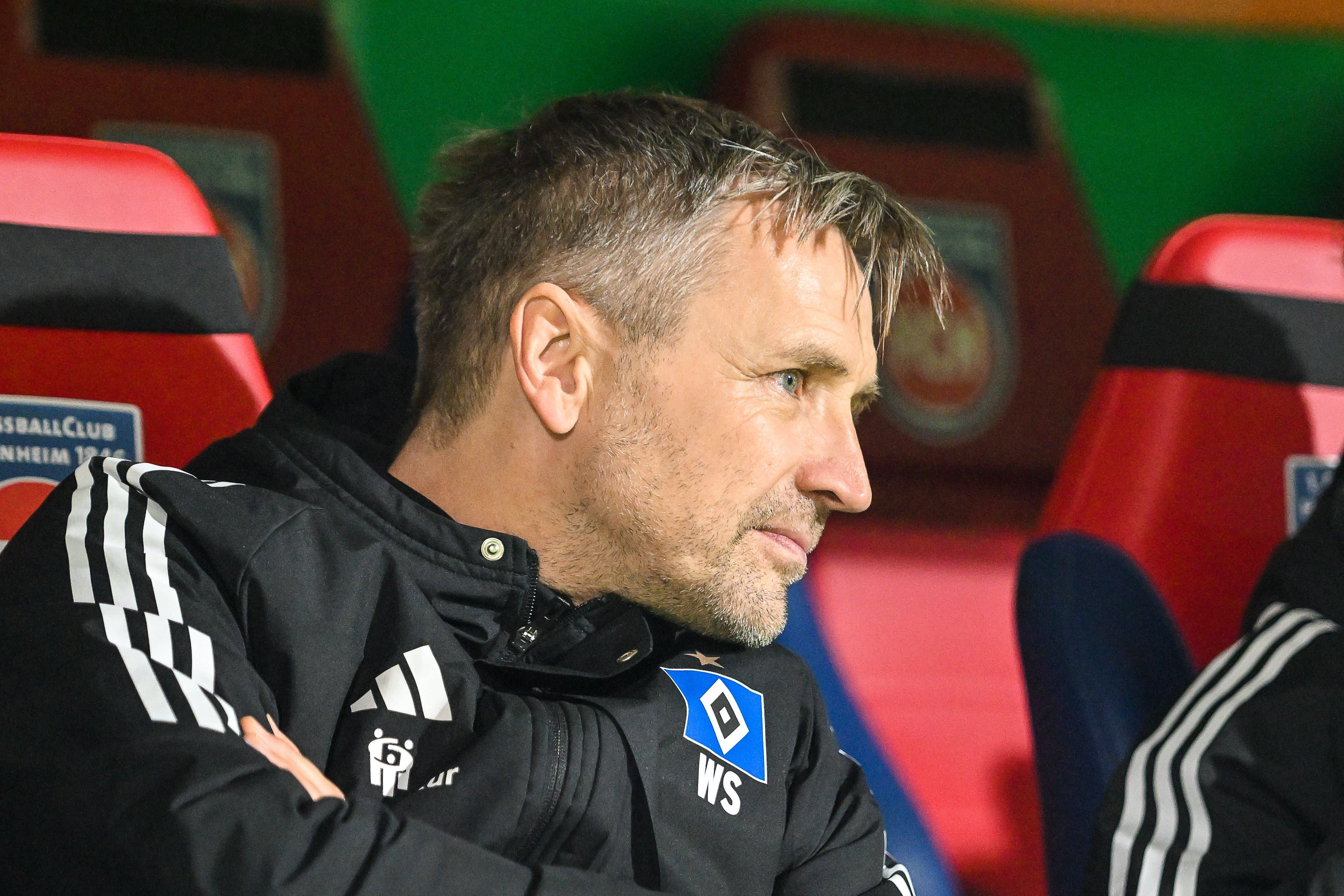 HSV-Mannschaftsarzt Wolfgang Schillings sitzt auf der Bank.