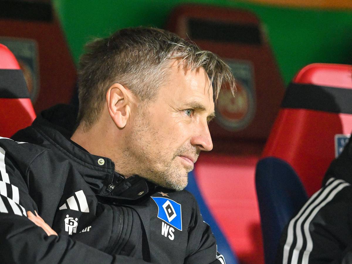 HSV-Mannschaftsarzt Wolfgang Schillings sitzt auf der Bank.