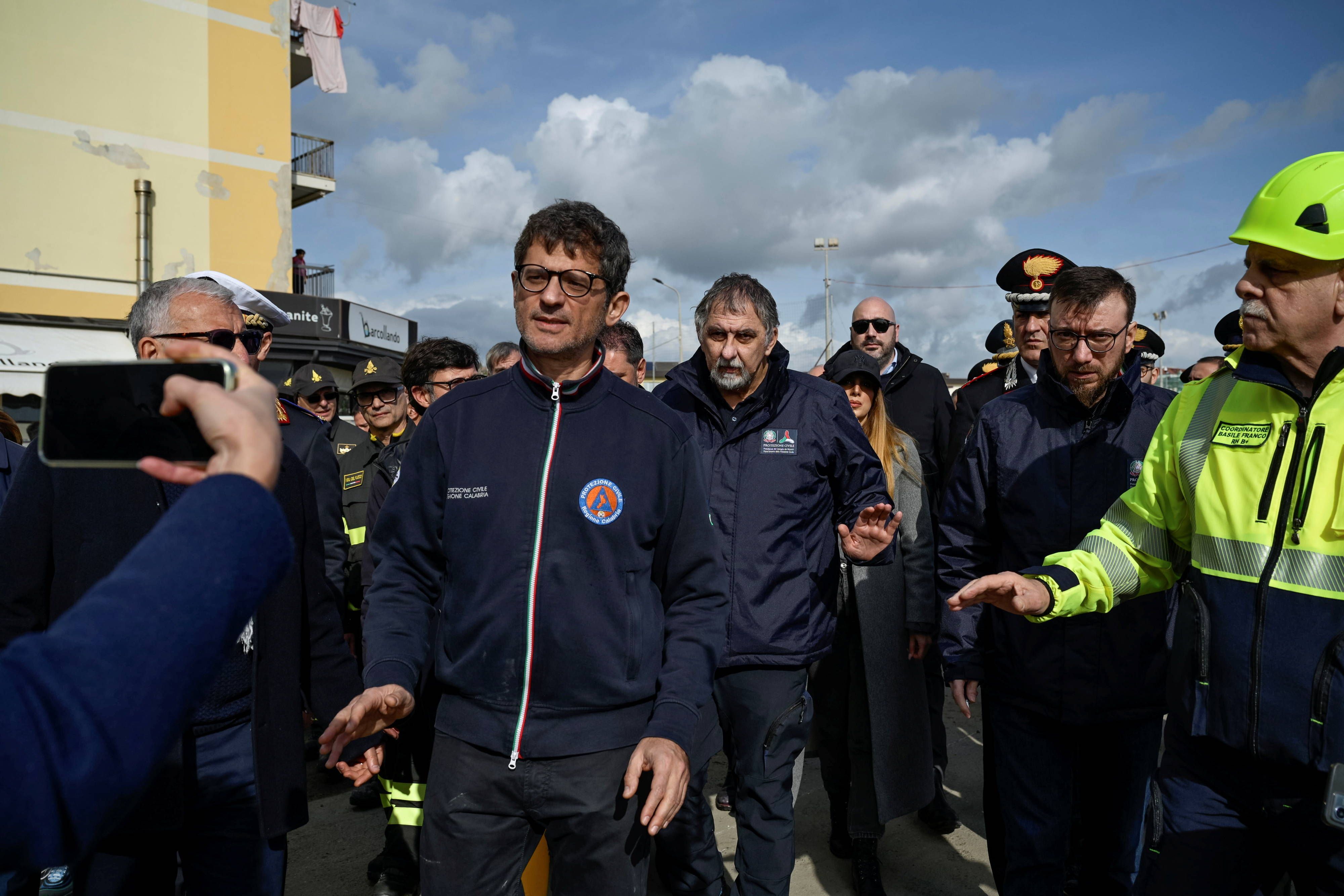 Domenico Costarella und Fabio Ciciliano mit Beamten