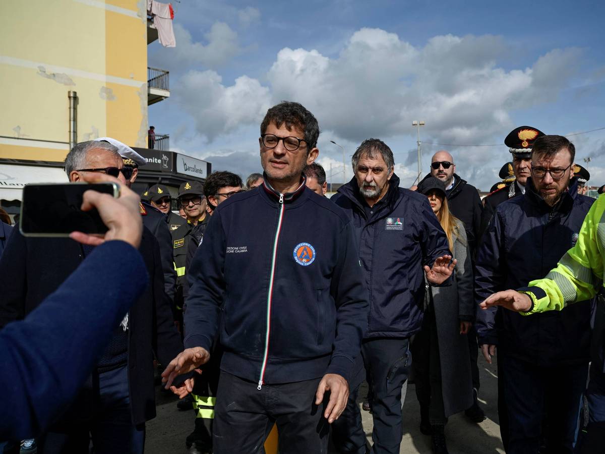 Domenico Costarella und Fabio Ciciliano mit Beamten