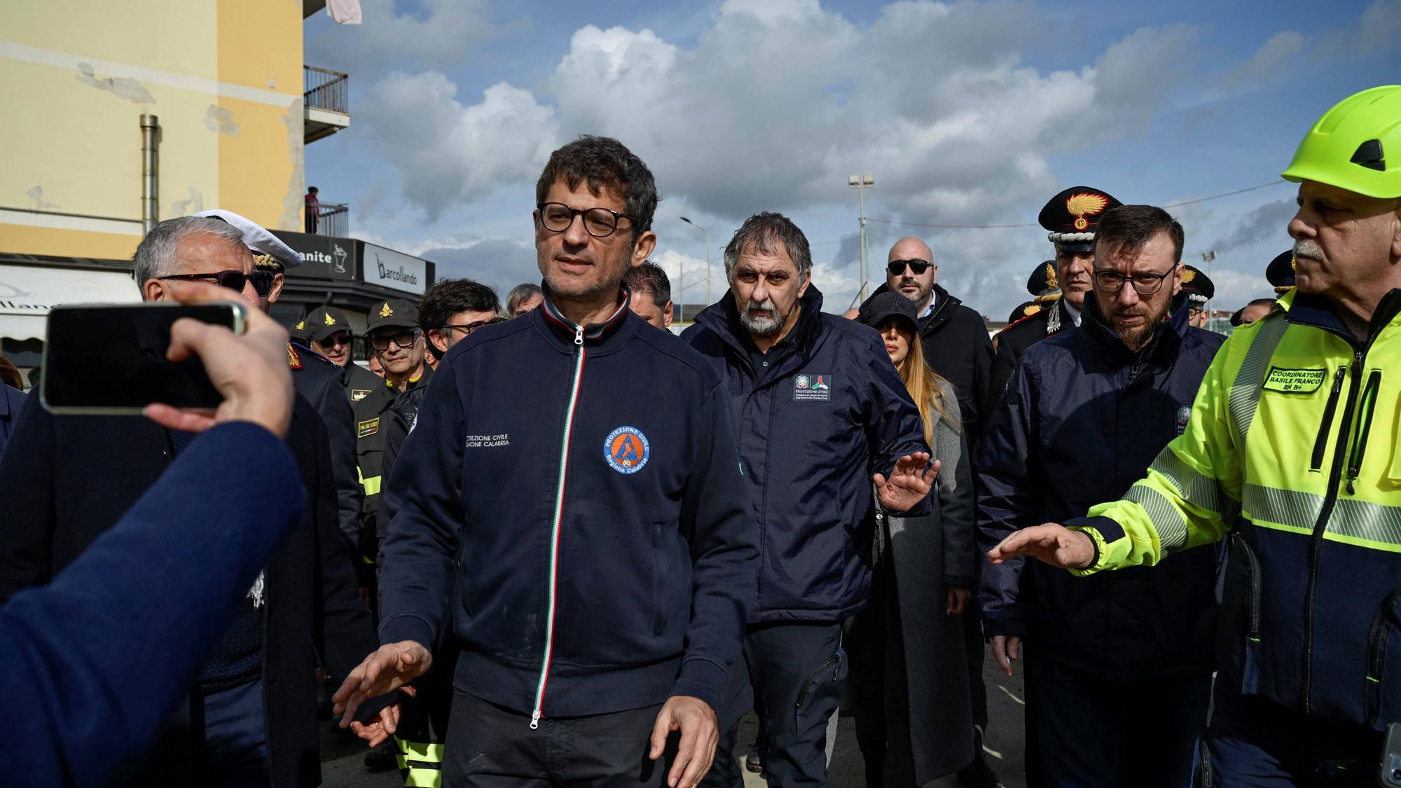Domenico Costarella und Fabio Ciciliano mit Beamten