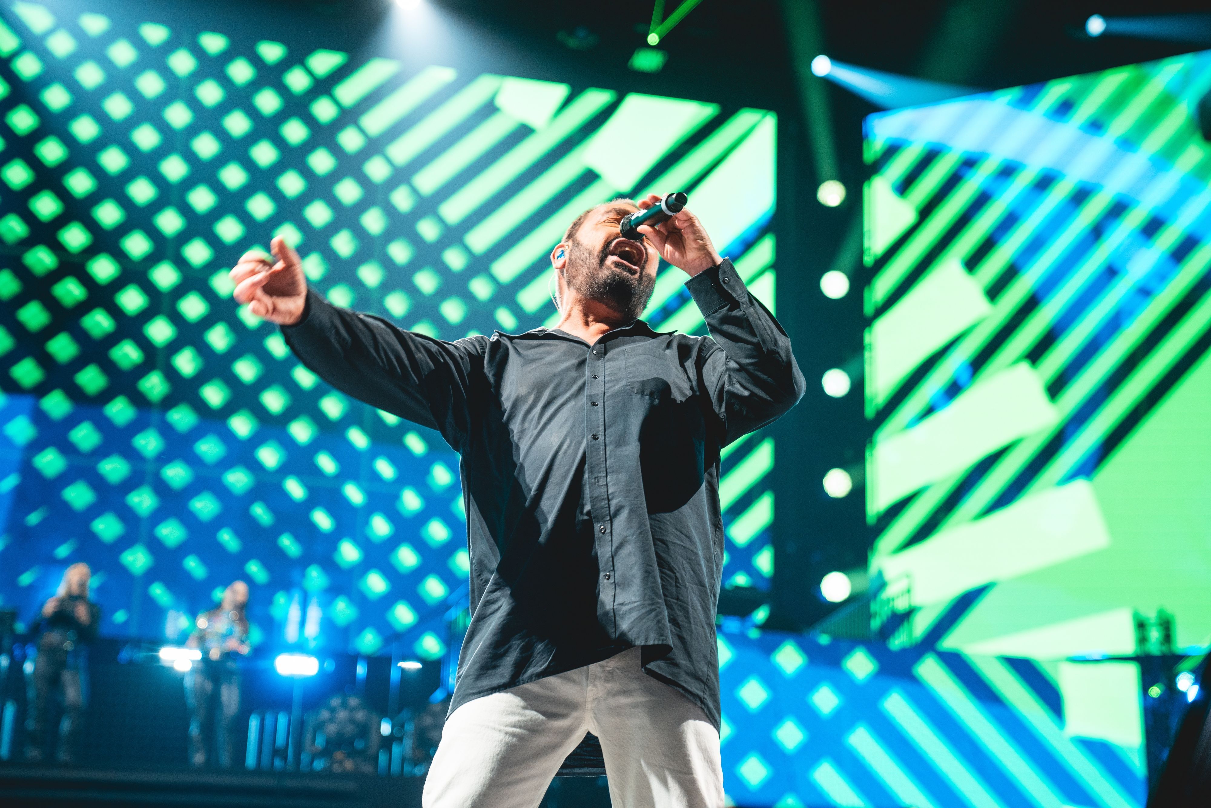 Marian Gold von der Band Alphaville auf der Bühne.