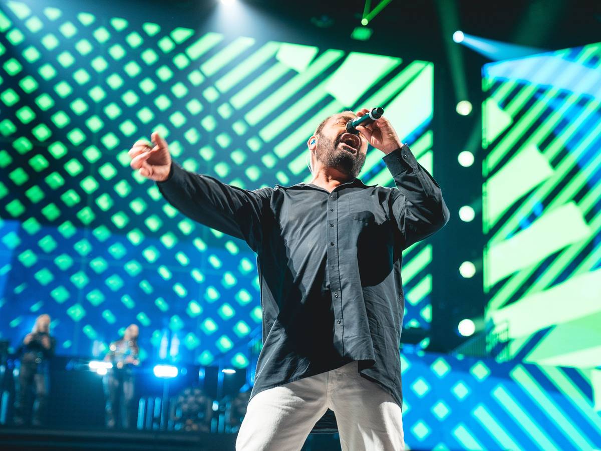 Marian Gold von der Band Alphaville auf der Bühne.
