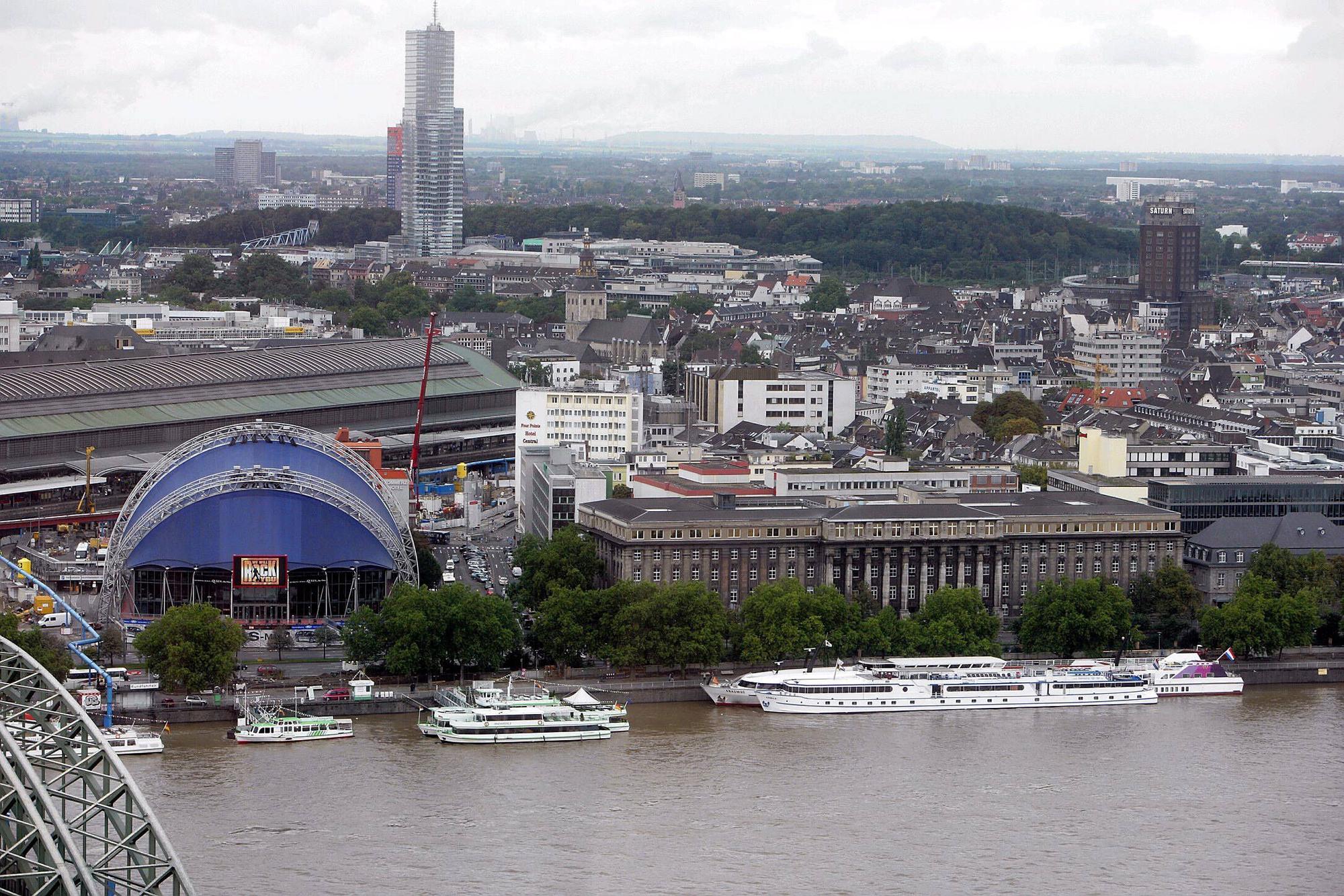 Blick auf Musical Dome und alte Reichsbahndirektion
