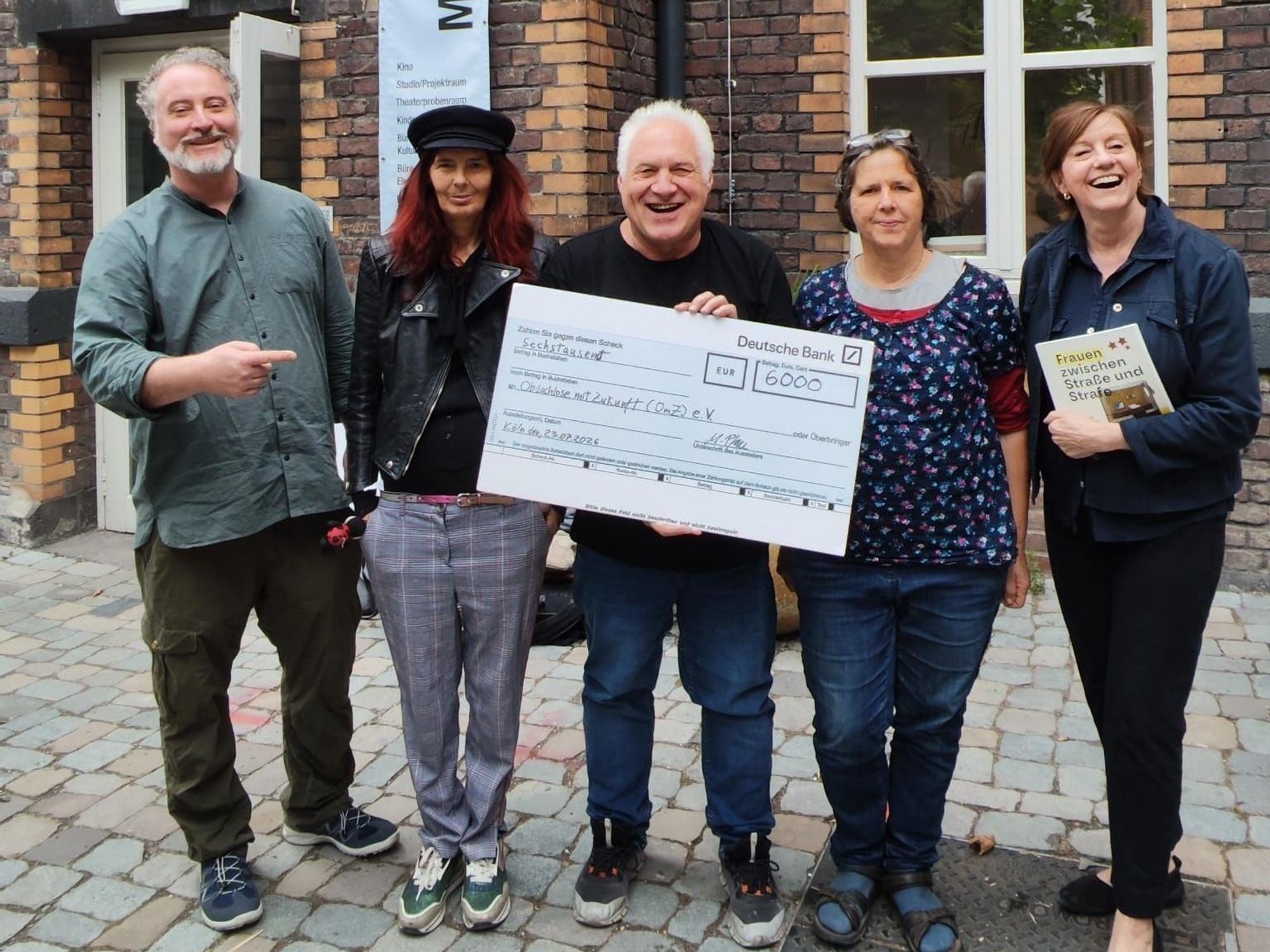 Von links nach rechts: Moritz Pfau (Kuratorium Bethe-Stiftung), die ehemalige Obdachlose Diana, Kalle Gerigk (Vorsitzender von Obdachlose mit Zukunft e.V.) sowie die beiden Buchautorinnen Christiane Niesel und Petra Metzger.