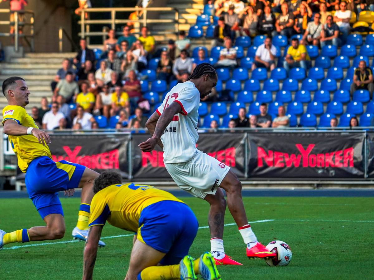 Damion Downs trifft für Southampton zum Sieg gegen Braunschweig.