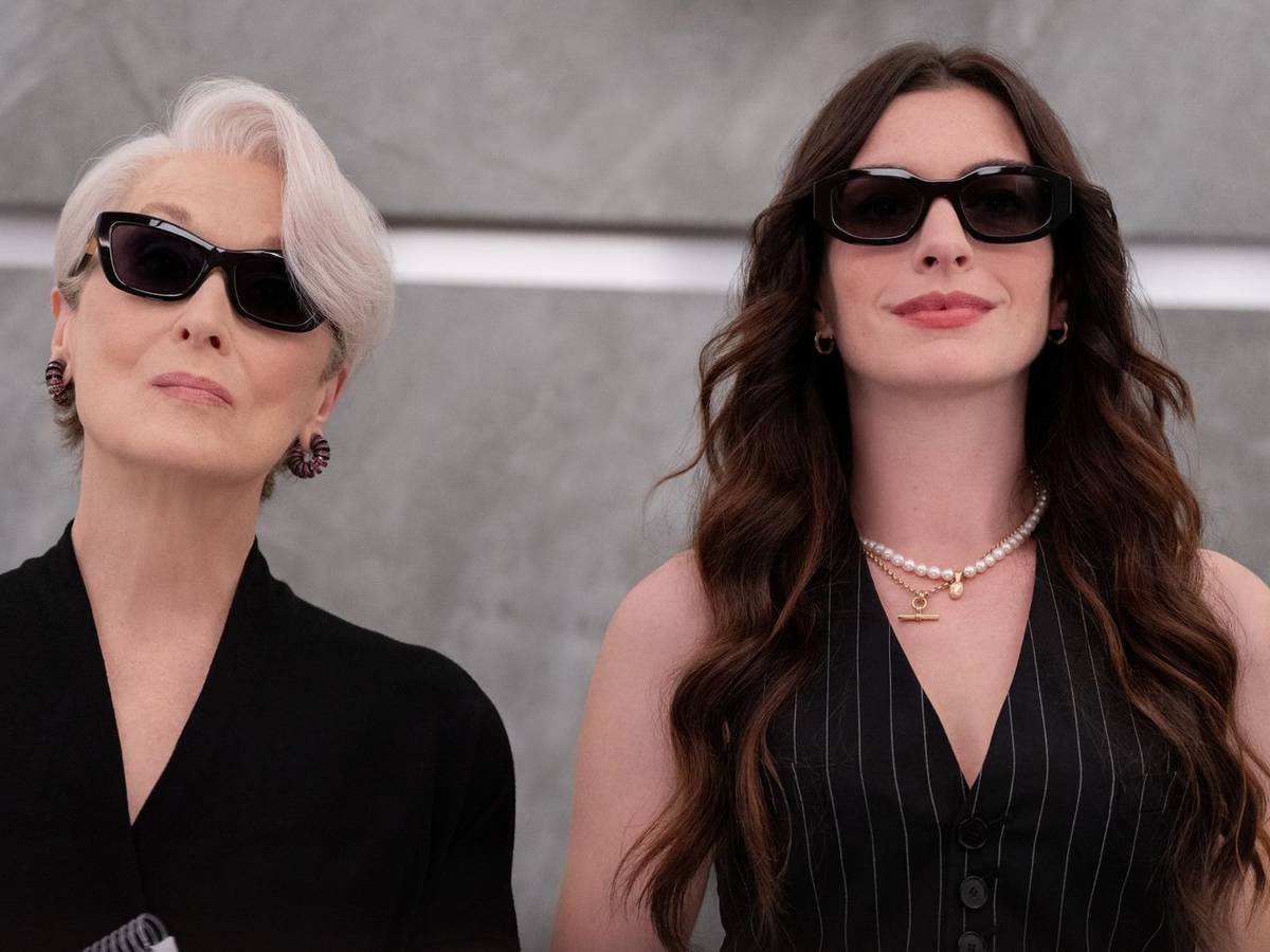 Miranda Priestly (Meryl Streep, links) trifft nach 20 Jahren wieder auf ihre ehemalige Assistentin Andy (Anne Hathaway): Ist es diesmal eine Begegnung auf Augenhöhe? (Bild: Disney/2025 20th Century Studios)