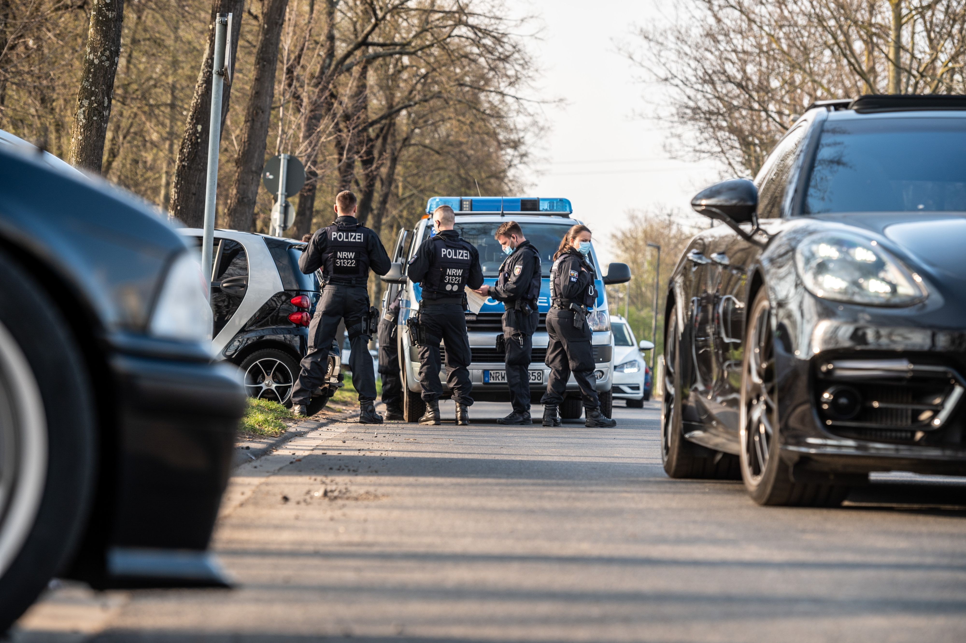 02.04.2021, Köln: Polizeibeamte kontrollieren Autofahrer auf der Alfred-Schütte-Allee. Die Autotuner-, Raser- und Poser-Szene trifft sich immer öfter an den Poller Wiesen. Foto: Uwe Weiser