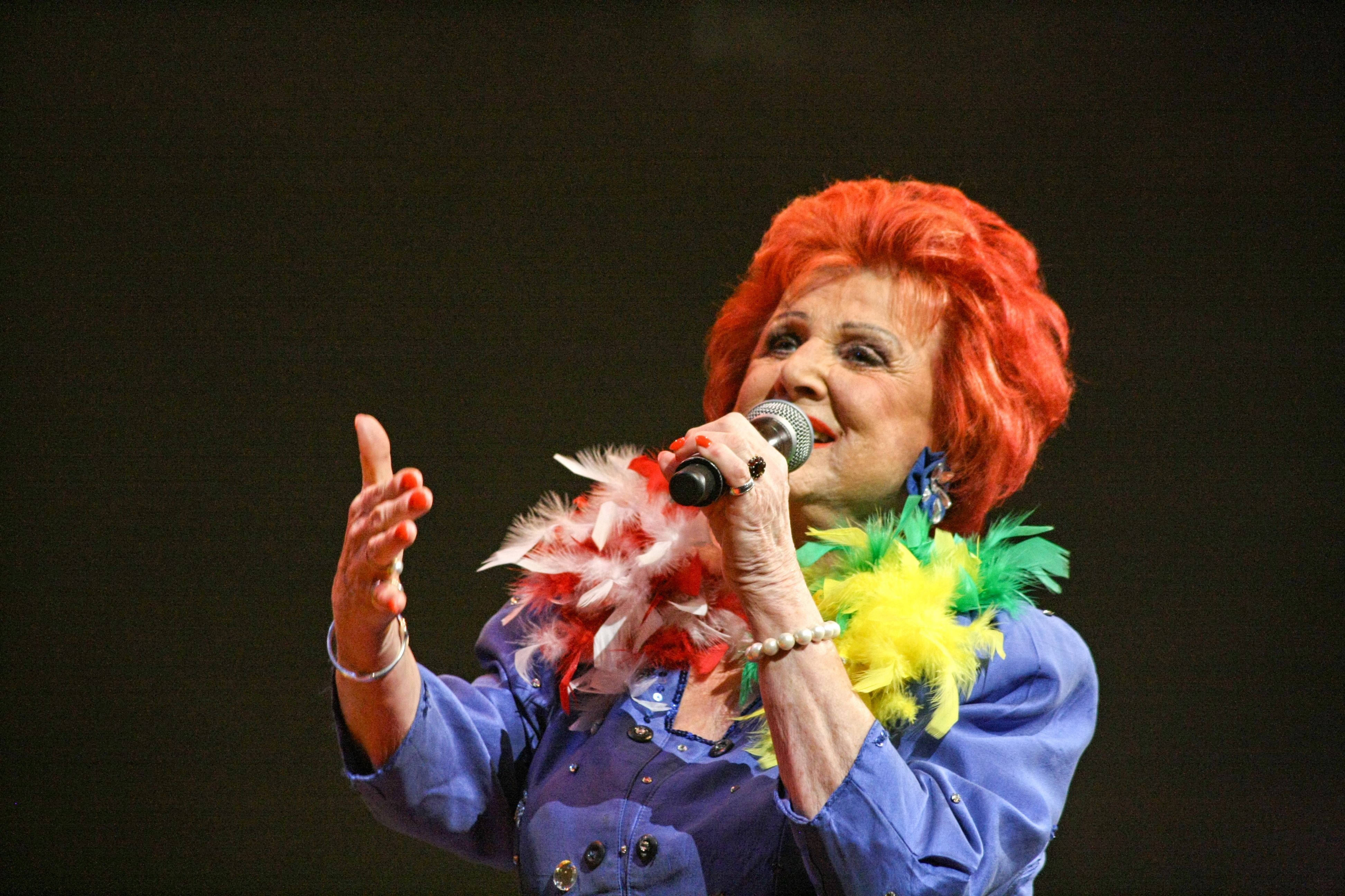Marie-Luise Nikuta beim Auftritt auf der Bühne.