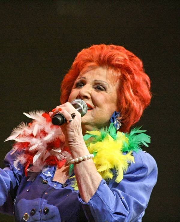 Marie-Luise Nikuta beim Auftritt auf der Bühne.