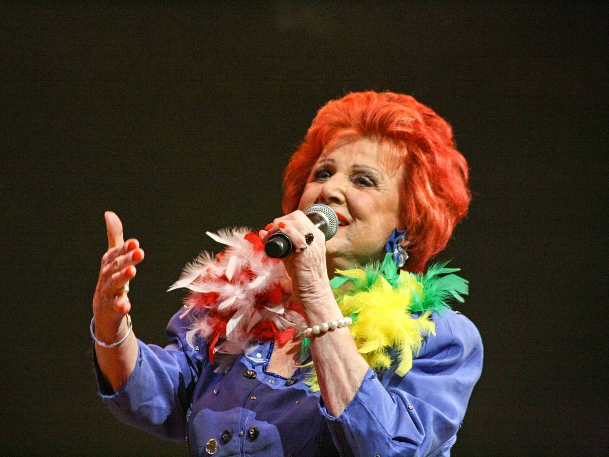 Marie-Luise Nikuta beim Auftritt auf der Bühne.