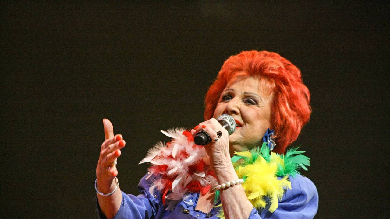 Marie-Luise Nikuta beim Auftritt auf der Bühne.