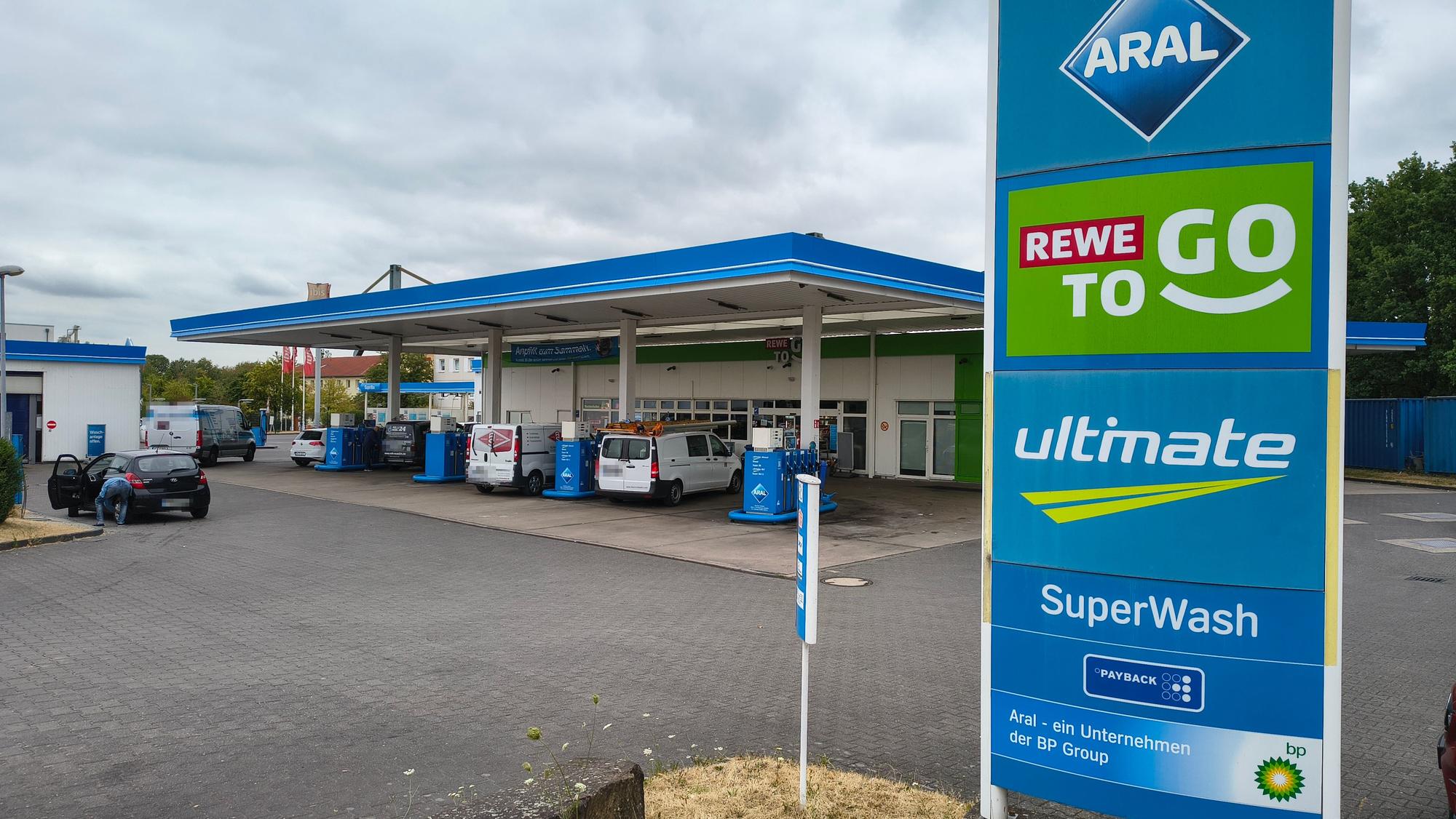 Die Aral-Tankstelle will Mandy Luhr nach dem Tod ihrer Mutter weiterführen.