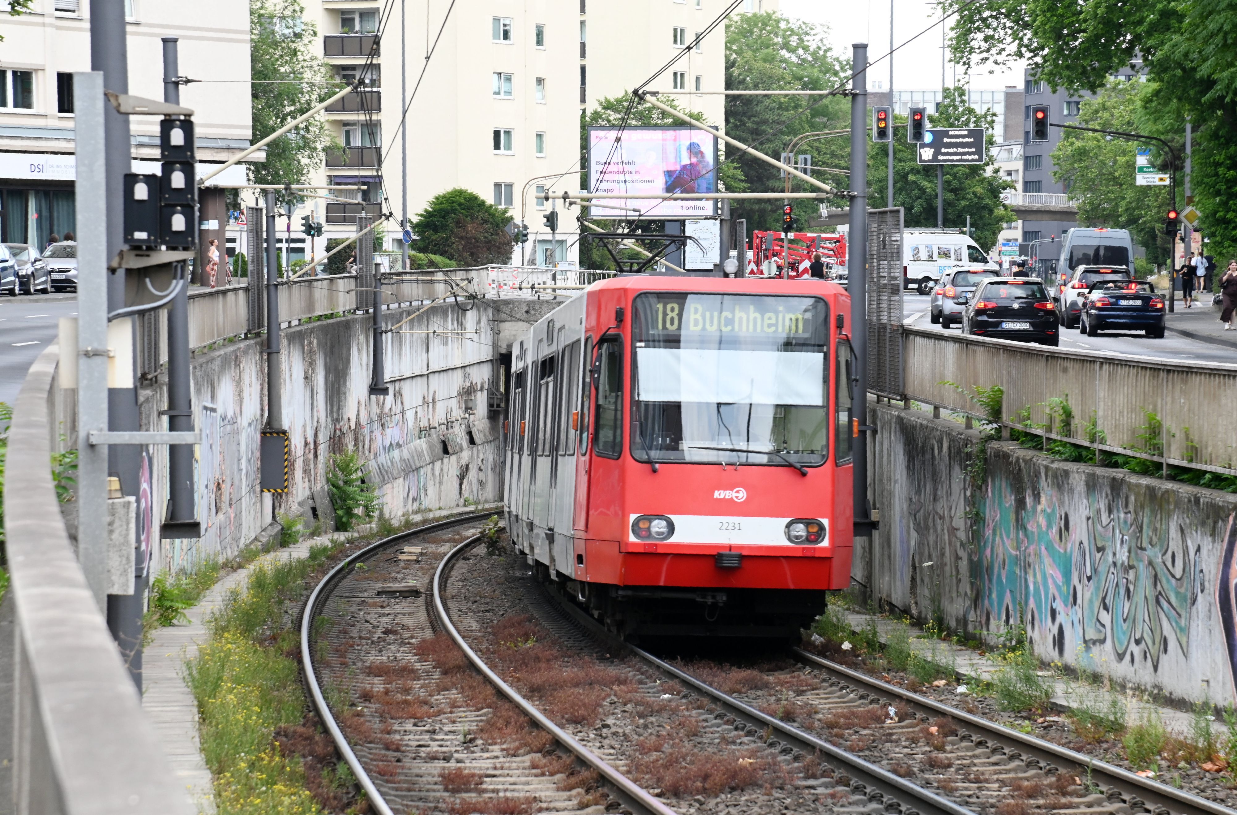 Eine KVB-Bahn der Linie 18 fährt in den Tunnel.
