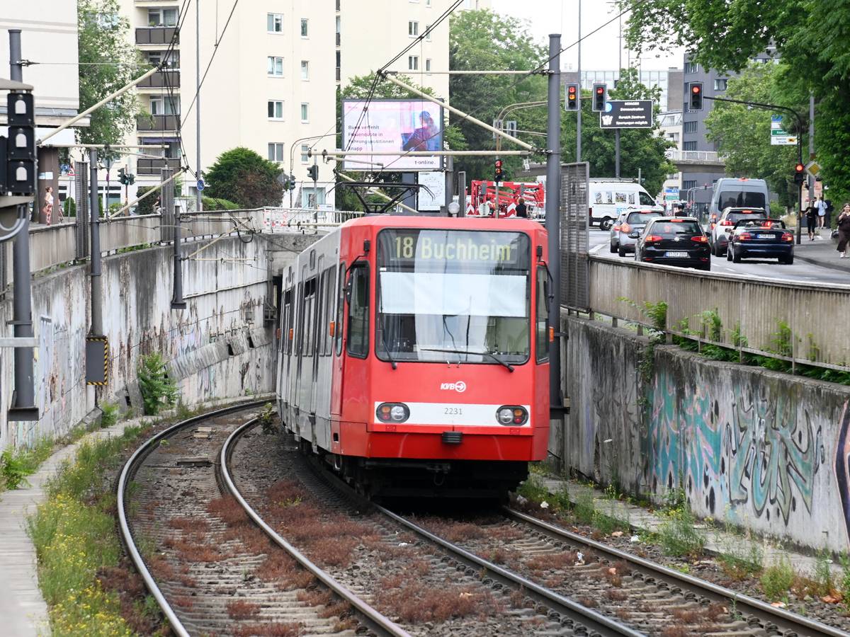 Eine KVB-Bahn der Linie 18 fährt in den Tunnel.