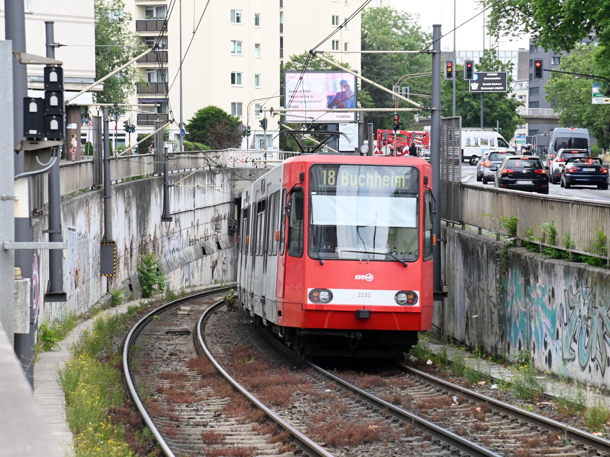Eine KVB-Bahn der Linie 18 fährt in den Tunnel.