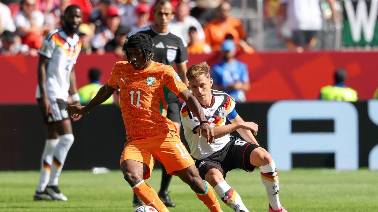 Yan Diomande schirmt den Ball vor Joshua Kimmich ab.