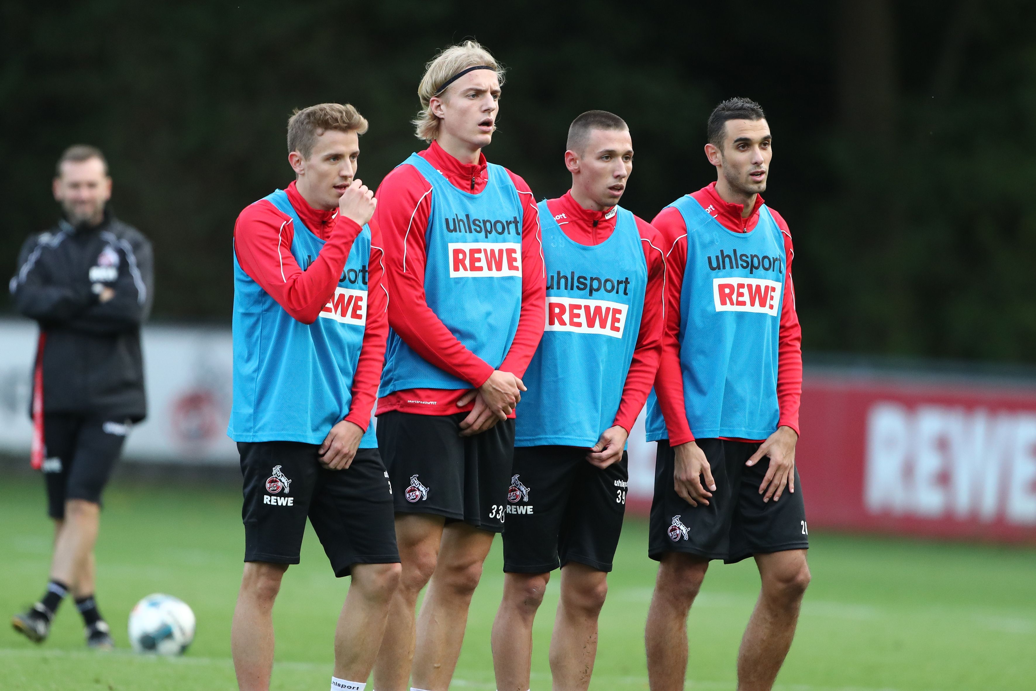 Niklas Hauptmann, Sebastiaan Bornauw, Darko Churlinov und Ellyes Skhiri stellen im FC-Training eine Mauer.