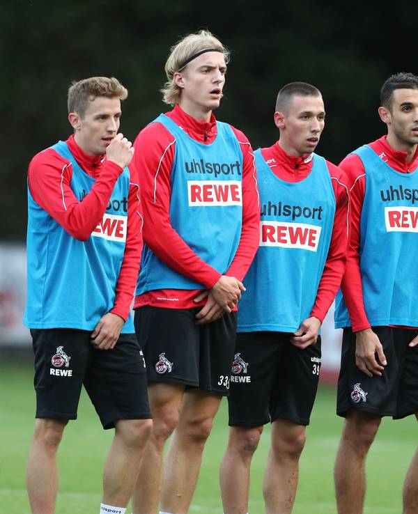 Niklas Hauptmann, Sebastiaan Bornauw, Darko Churlinov und Ellyes Skhiri stellen im FC-Training eine Mauer.