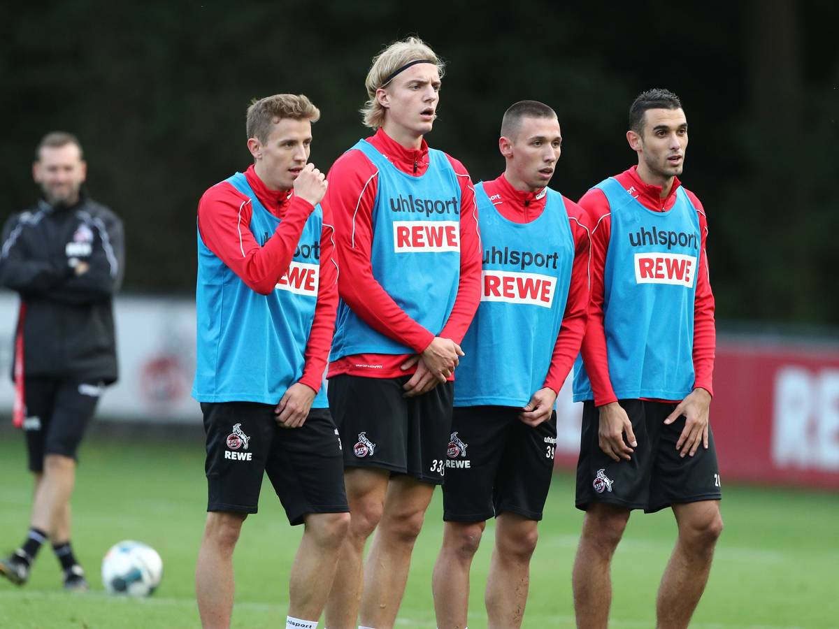 Niklas Hauptmann, Sebastiaan Bornauw, Darko Churlinov und Ellyes Skhiri stellen im FC-Training eine Mauer.