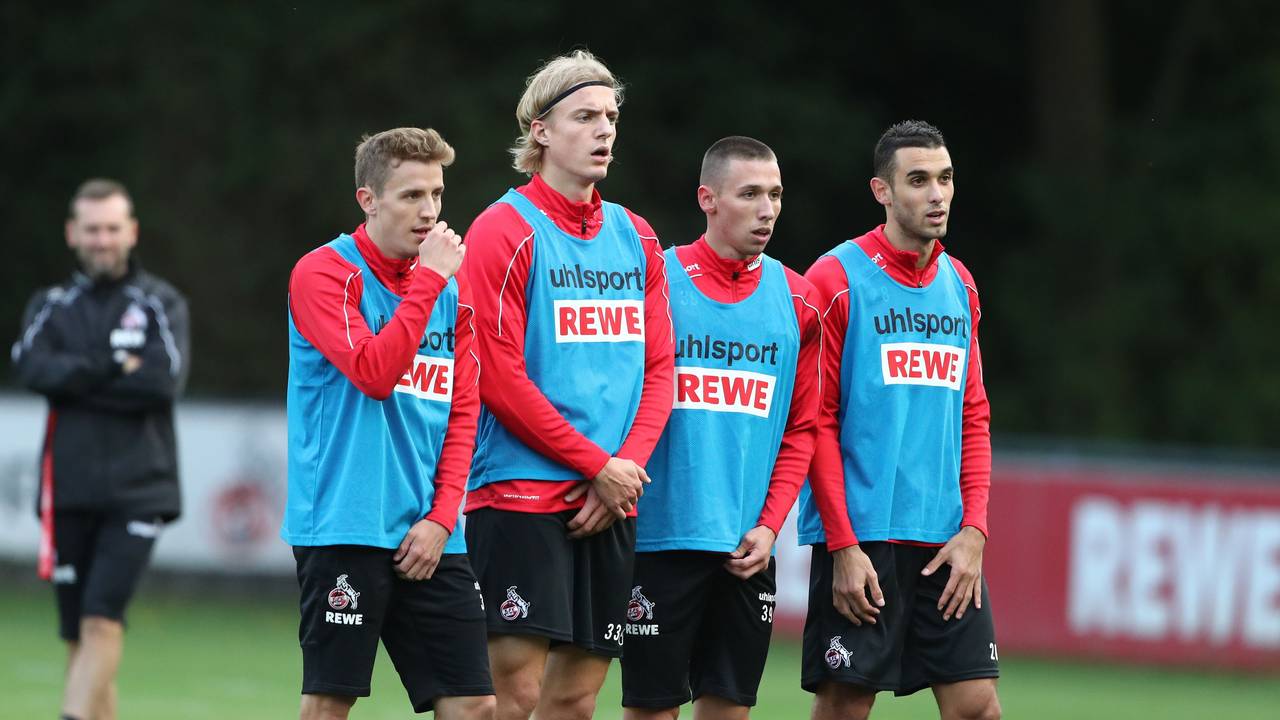 Niklas Hauptmann, Sebastiaan Bornauw, Darko Churlinov und Ellyes Skhiri stellen im FC-Training eine Mauer.