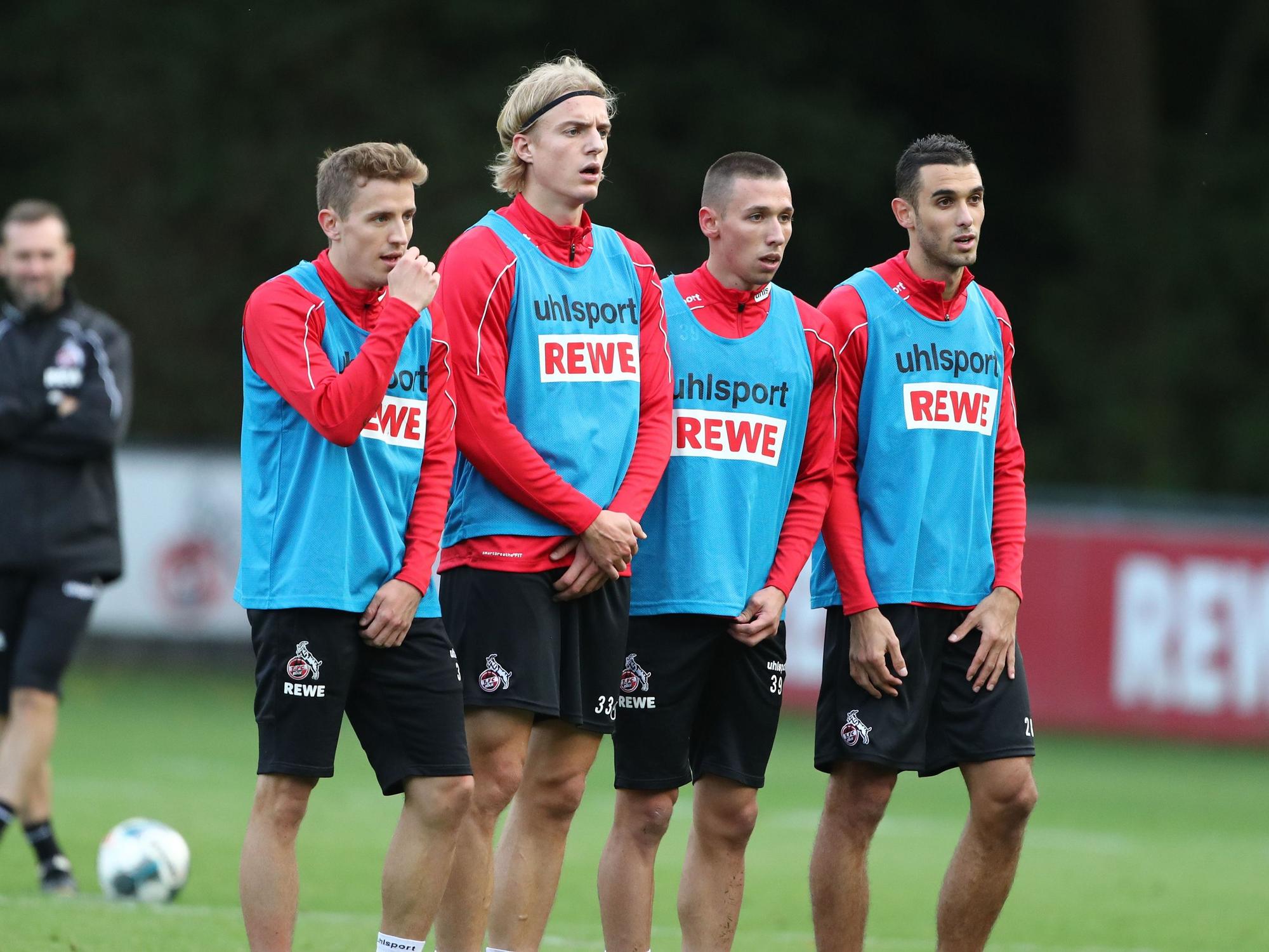 Niklas Hauptmann, Sebastiaan Bornauw, Darko Churlinov und Ellyes Skhiri stellen im FC-Training eine Mauer.