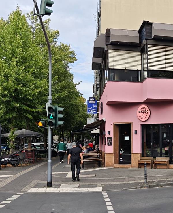 Blick auf das rosa Ladenlokal von Little Mexico in Köln.