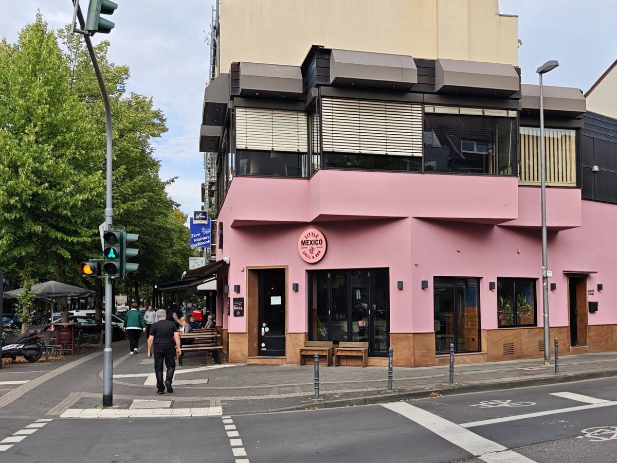 Blick auf das rosa Ladenlokal von Little Mexico in Köln.