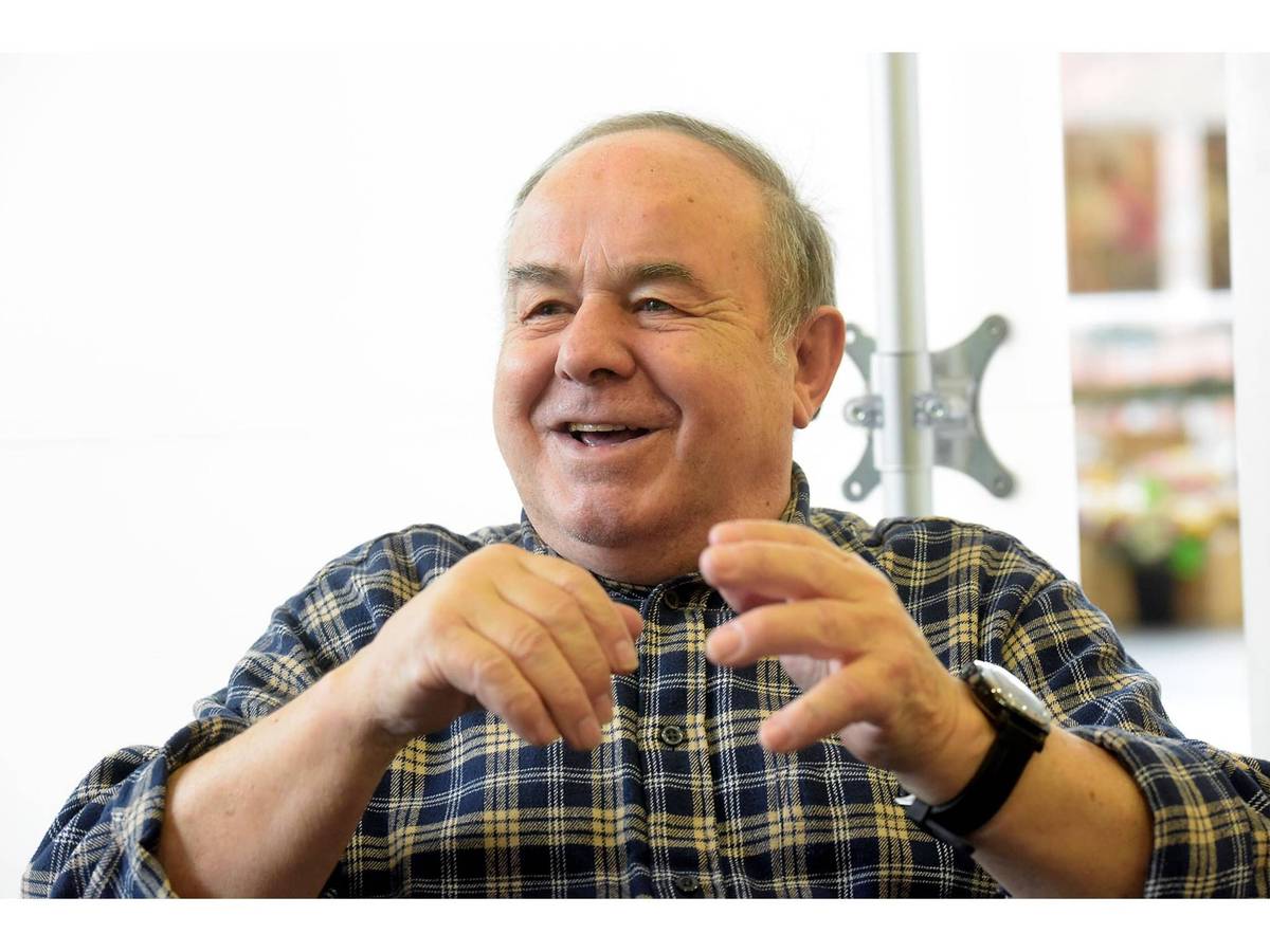 Wolfgang Behrendt lacht.