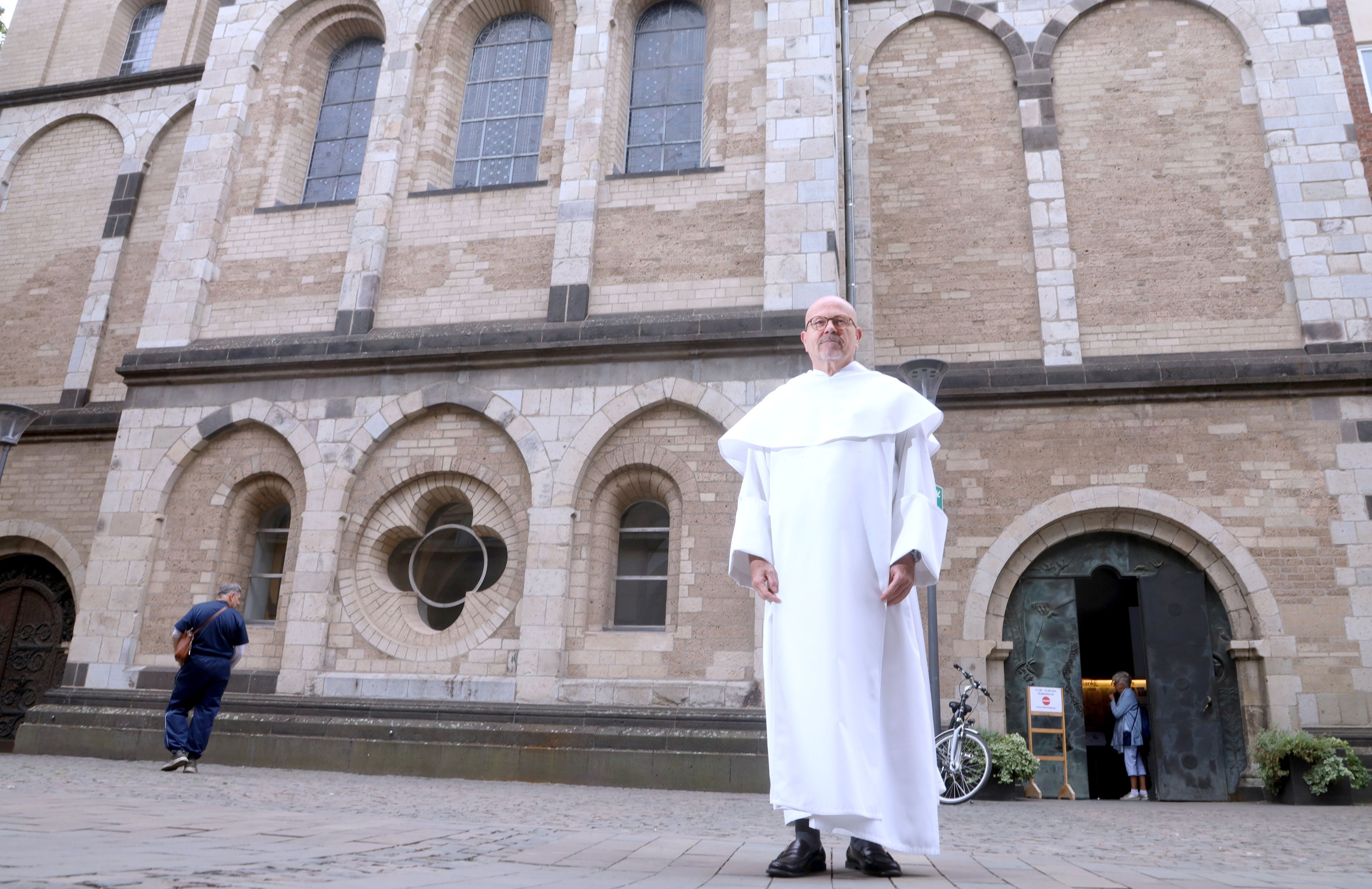 Pater Richard Nennstiel vor Kirche St. Andreas.