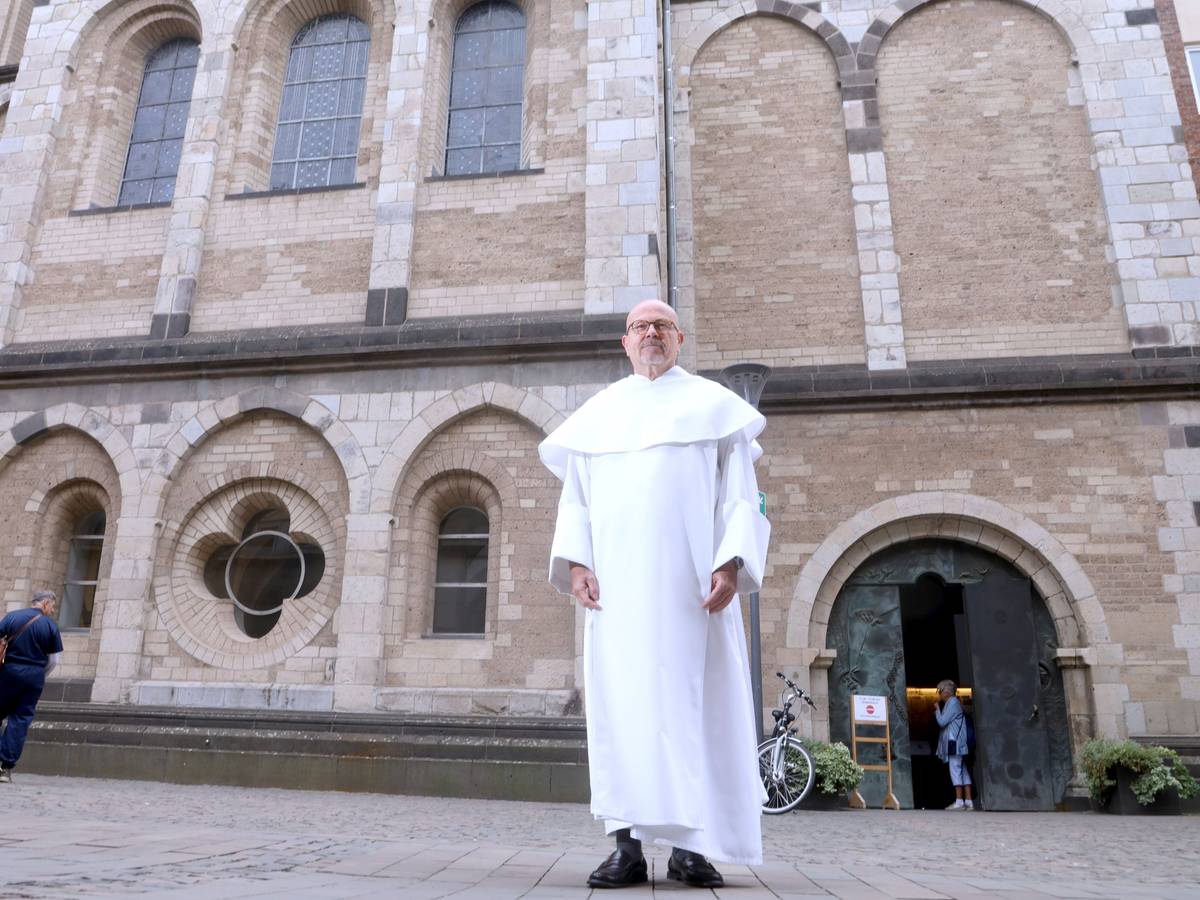 Pater Richard Nennstiel vor Kirche St. Andreas.
