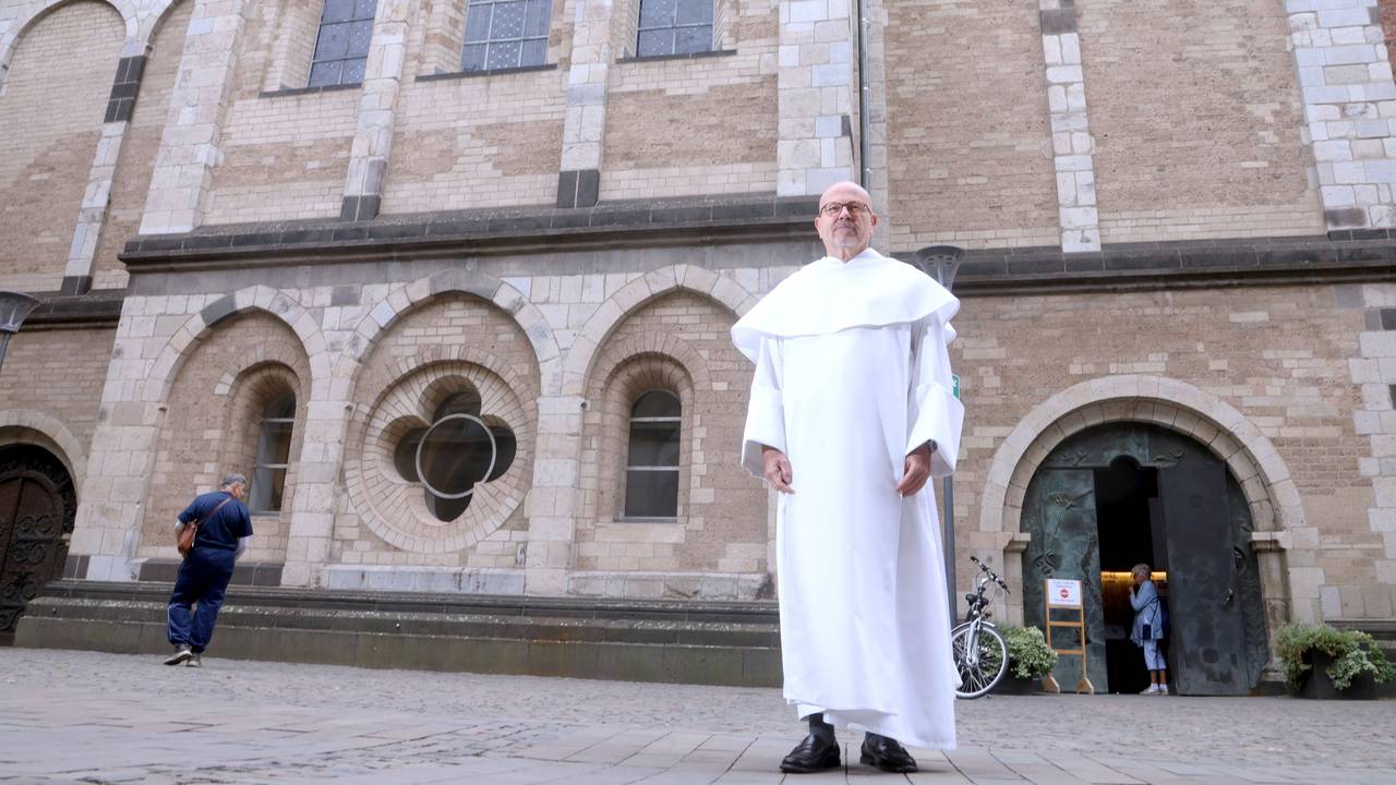 Pater Richard Nennstiel vor Kirche St. Andreas.