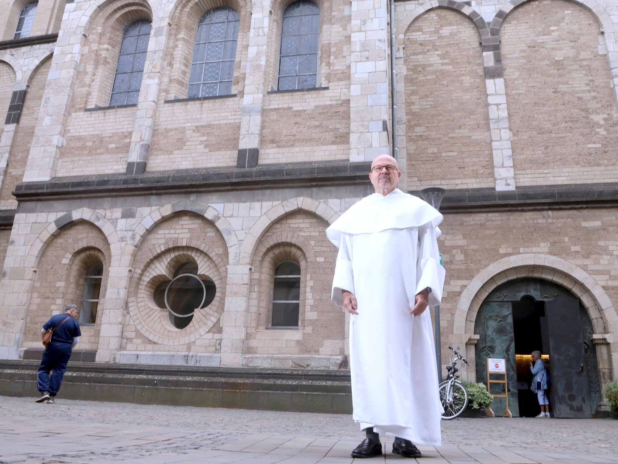 Pater Richard Nennstiel vor Kirche St. Andreas.