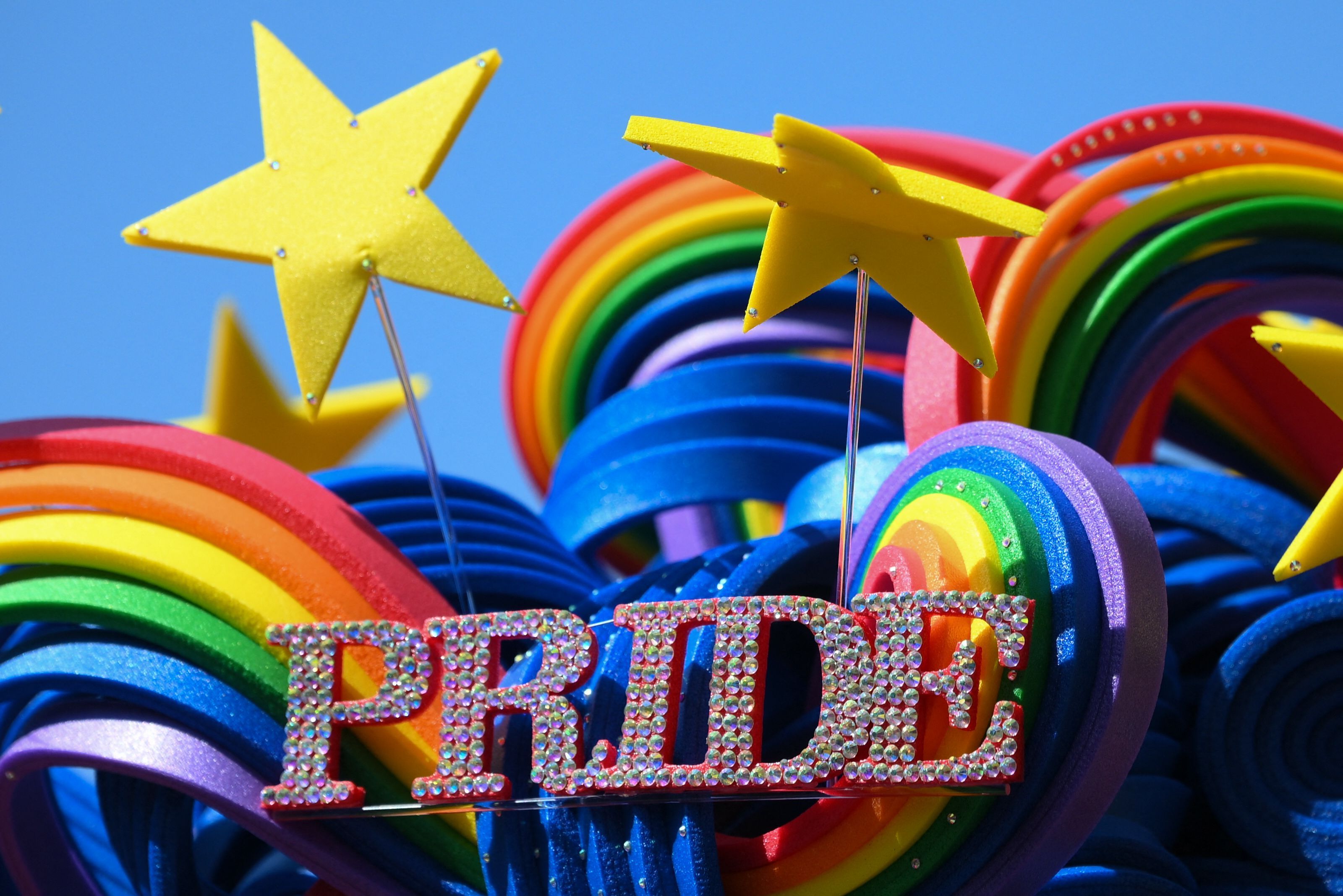 Die Berliner CSD-Parade stand unter dem Motto „Taking a stand is Hot“ („Stellung beziehen ist angesagt“), unter dem verschiedene Gruppen für Vielfalt, Menschenrechte und den Schutz von Minderheiten demonstrierten.