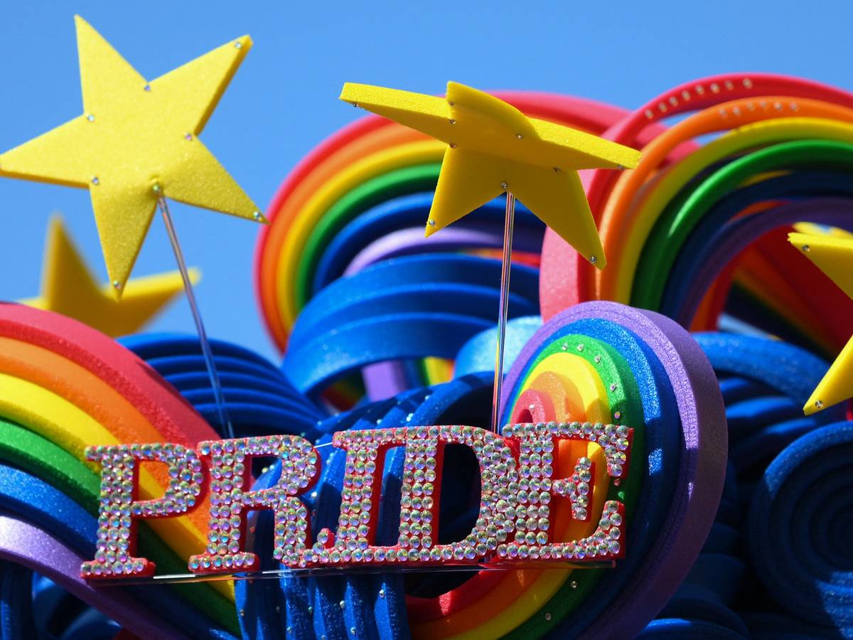 Die Berliner CSD-Parade stand unter dem Motto „Taking a stand is Hot“ („Stellung beziehen ist angesagt“), unter dem verschiedene Gruppen für Vielfalt, Menschenrechte und den Schutz von Minderheiten demonstrierten.