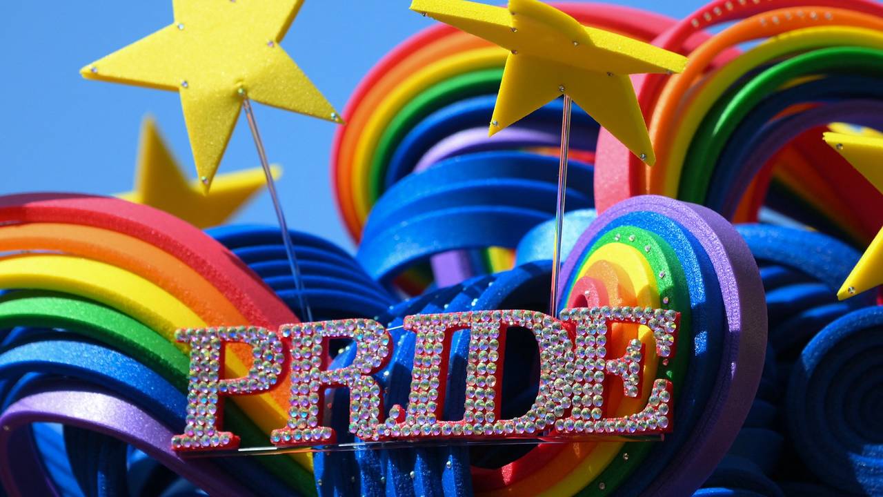 Die Berliner CSD-Parade stand unter dem Motto „Taking a stand is Hot“ („Stellung beziehen ist angesagt“), unter dem verschiedene Gruppen für Vielfalt, Menschenrechte und den Schutz von Minderheiten demonstrierten.