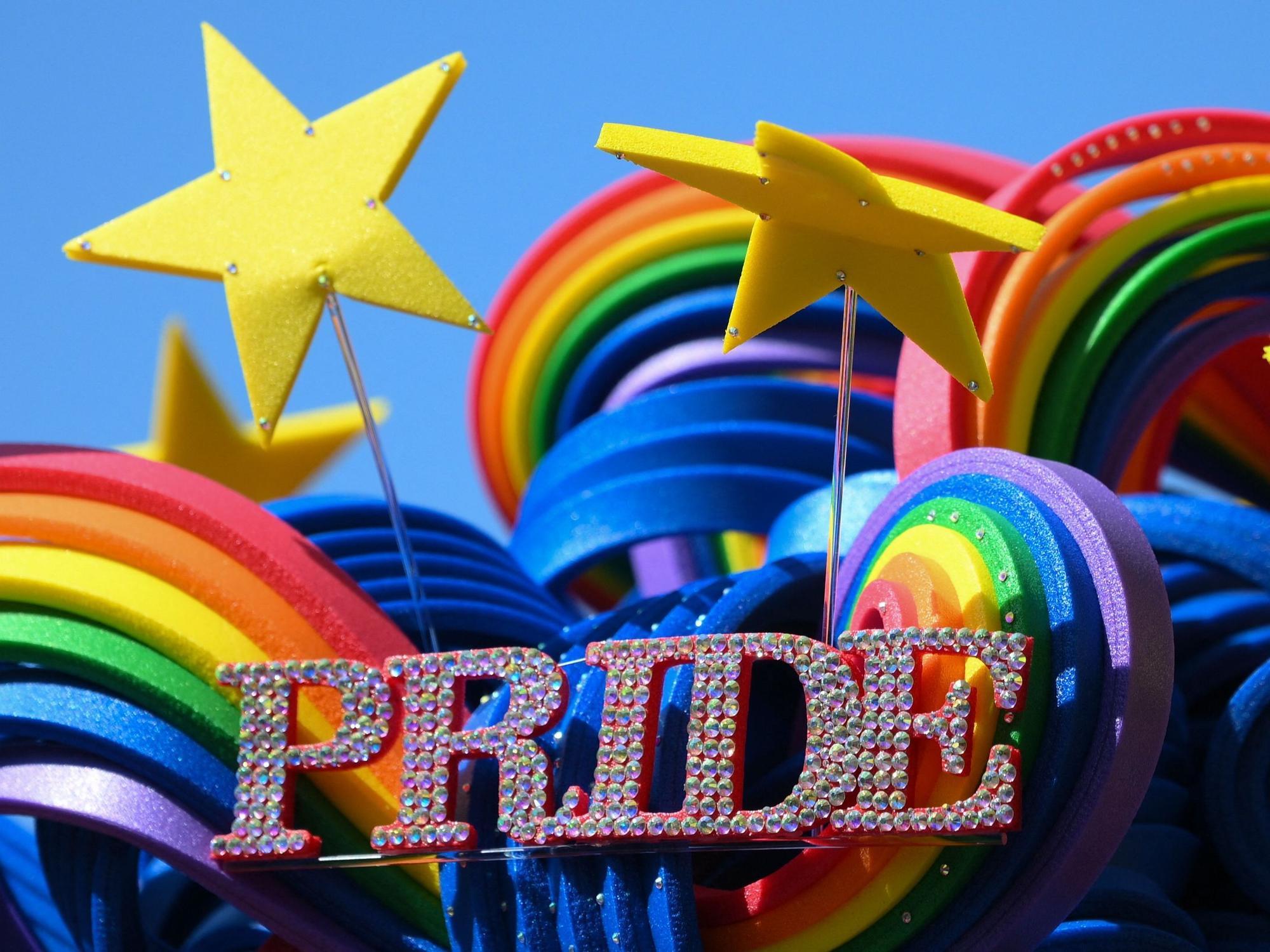 Die Berliner CSD-Parade stand unter dem Motto „Taking a stand is Hot“ („Stellung beziehen ist angesagt“), unter dem verschiedene Gruppen für Vielfalt, Menschenrechte und den Schutz von Minderheiten demonstrierten.