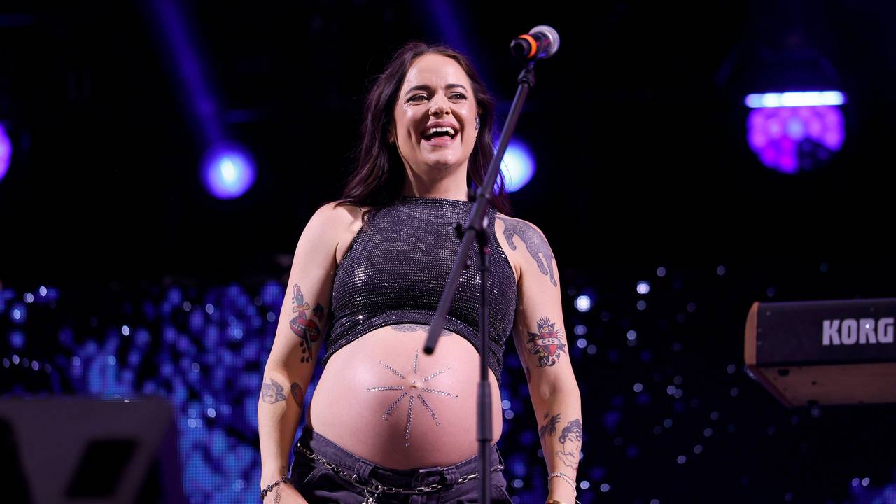 Backgroundsängerin Scarlett Wilde, Nichte von Popsängerin Kim Wilde, auf der Bühne.