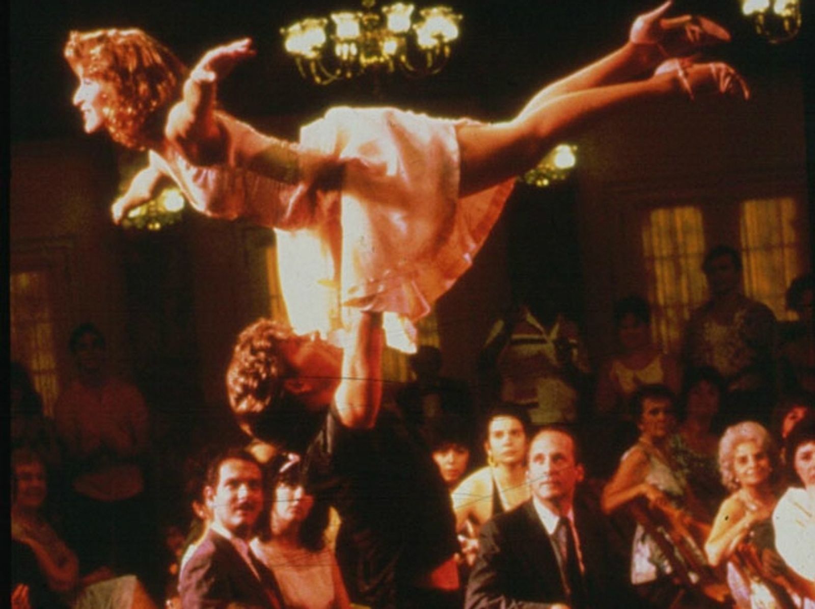 Die berühmte Hebefigur beim großen Finale klappte beim ersten Take. Da Jennifer Grey zu viel Angst davor hatte, wollte sie im Vorfeld nicht einmal üben.  (Bild: Concorde Home Entertainment)
