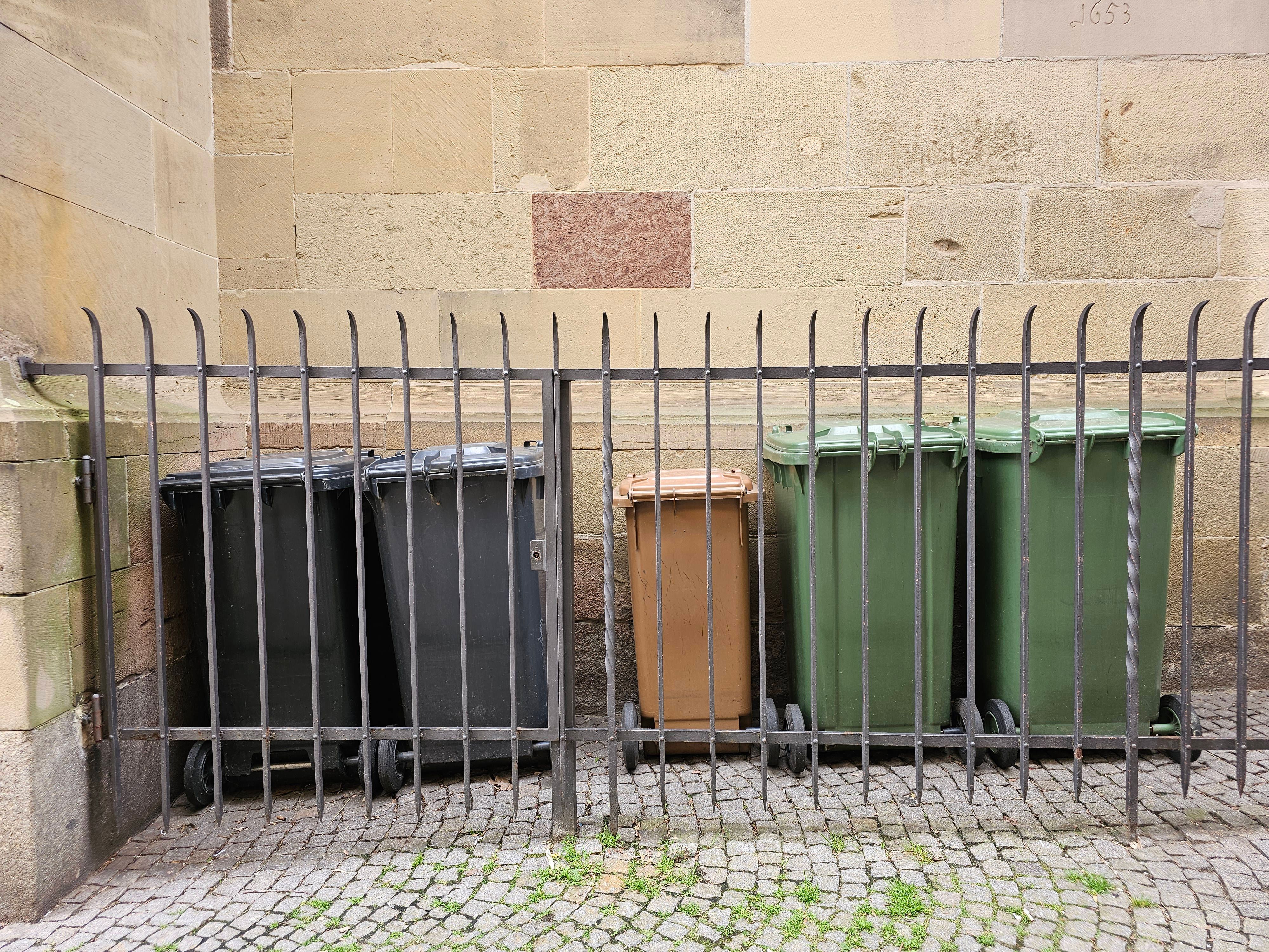 Ein Mann rutschte bei dem Versuch ab, über einen Zaun zu klettern. (Symbolfoto)