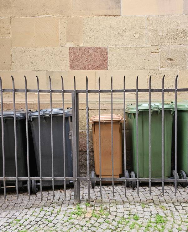 Ein Mann rutschte bei dem Versuch ab, über einen Zaun zu klettern. (Symbolfoto)